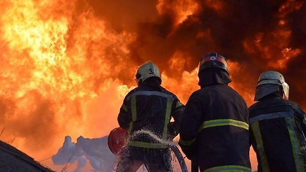 Lutsk'ta vurulan petrol deposunda çıkan yangına müdahale sürüyor