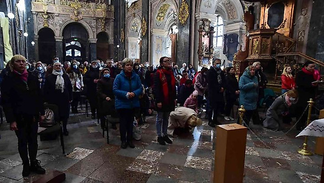 Lviv'de halk Rusya'nın saldırıları sonrası kiliseleri doldurdu