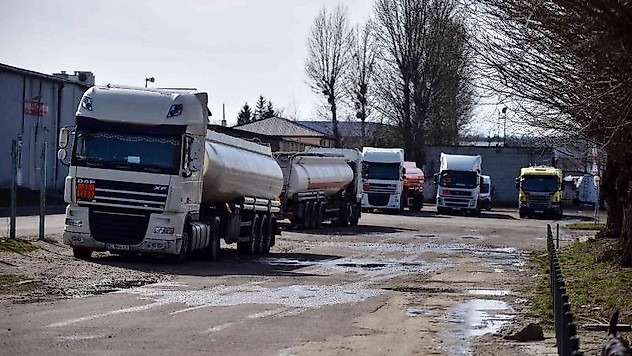 Lviv'de vurulan yakıt deposu boşaltılıyor