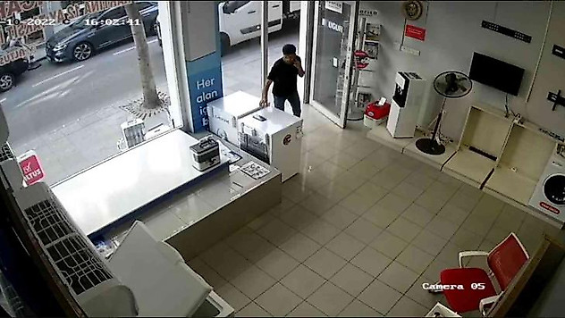 Mağazadan cep telefonunu böyle çaldı