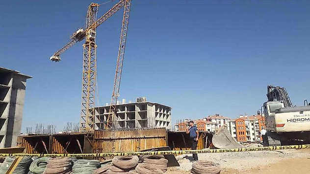 Malatya'da inşaat halindeki bir binada vinç devrildi. Çok sayıda yaralının olduğu belirtilen olay yerine sağlık ekipleri sevk edildi.