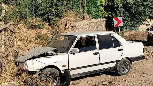Malatya'da otomobil bahçe korkuluklarına çarptı: 3 yaralı