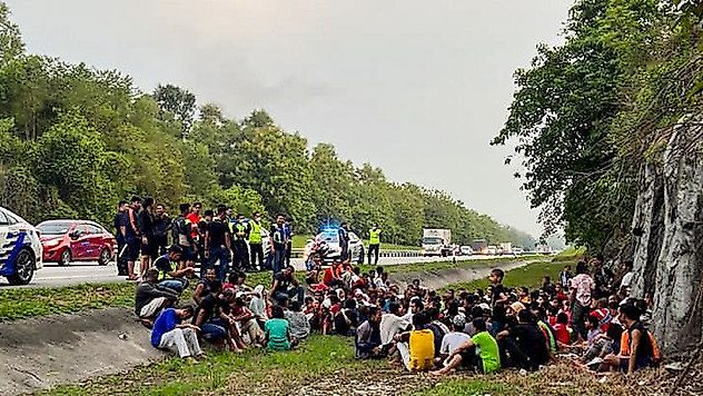 Malezya'da gözaltı merkezinden kaçan göçmenlere araç çarptı: 6 ölü