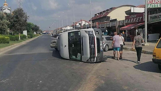 Manavgat'ta otomobiller çarpıştı, tur minibüsü 50 metre sürüklenerek devrildi