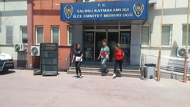 Manisa'da fuhuş operasyonu: Kırgız uyruklu 2 kadın sınır dışı edildi