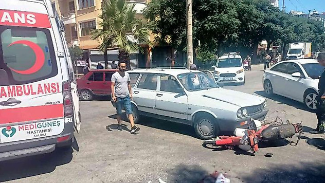 Manisa'da otomobil motosikletle çarpıştı: 3 yaralı
