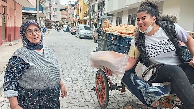 Manisalı kadın muhtar at arabasıyla sokak sokak pide dağıttı