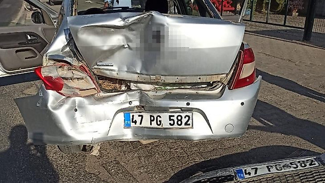 Mardin'de 3 kişi hurdaya dönen araçtan şans eseri yaralı kurtuldu