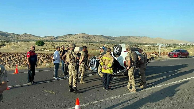Mardin'de otomobil ters yattı: 4 yaralı
