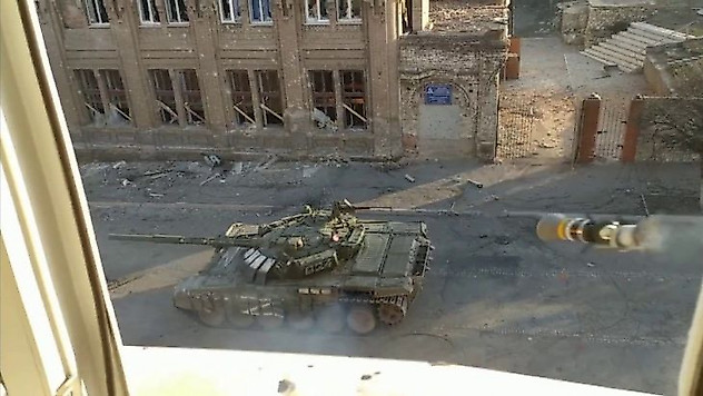 Mariupol'de ilerleyen Rus tankı el tipi tanksavar ile vuruldu