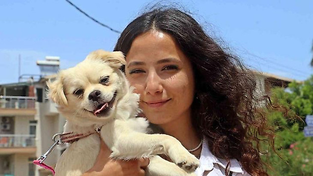 Marketteki köpeğe sebepsiz yere tekme attı, kamera kaydını izleyen genç kadının ağzı açık kaldı