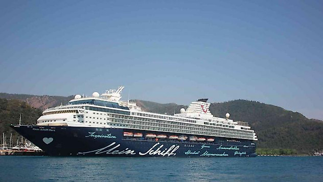 Marmaris'e gelen dev yolcu gemisi esnafın yüzünü güldürdü