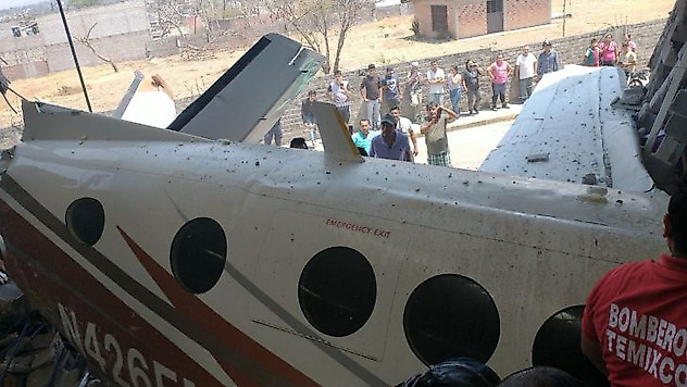 Meksika'da küçük uçak süpermarketin üzerine düştü: 3 ölü, 5 yaralı