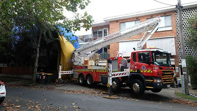 Melbourne'de 12 kişiyi taşıyan sıcak hava balonu caddeye acil iniş yaptı