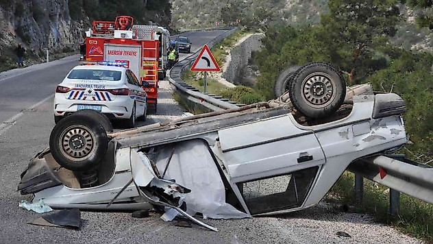 Mersin'de freni patlayan otomobil bariyere çarpıp takla attı: 1 ölü, 3 yaralı