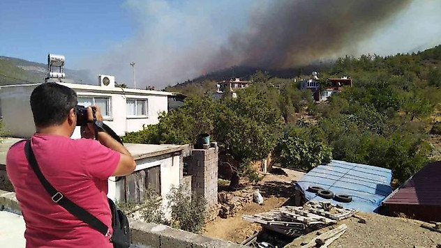 Mersin'deki orman yangını sürüyor: 30 ev tedbiren boşaltıldı