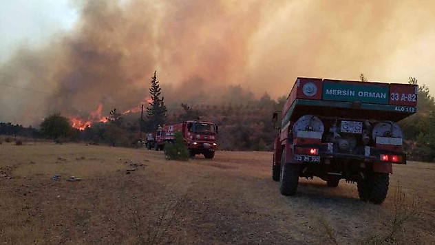 Mersin'deki orman yangınına 3 uçak, 2 helikopterle müdahale ediliyor