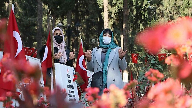 Mersin Şehitliğinde duygulandıran tören