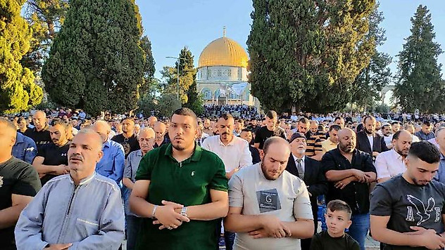 Mescid-i Aksa'da bayram namazı 150 bin kişiyle kılındı
