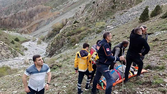 Mezrada yediği yemekten zehirlenen kadın helikopterle hastaneye yetiştirildi