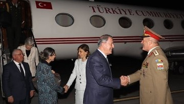 Milli Savunma Bakanı Akar, resmi temaslarda bulunmak üzere Romanya'ya gitti