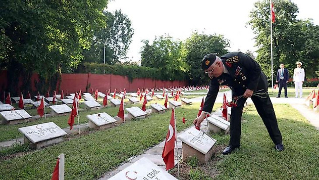 Milli Savunma Bakanı Akar, Romanya'da Türk Şehitliği'ni ziyaret etti