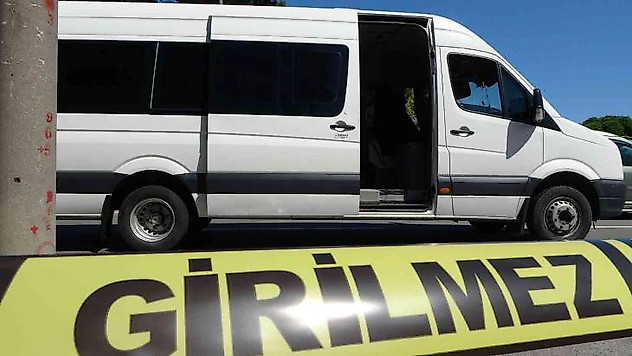 Minibüsün açık kapısından düşen kadın ağır yaralandı
