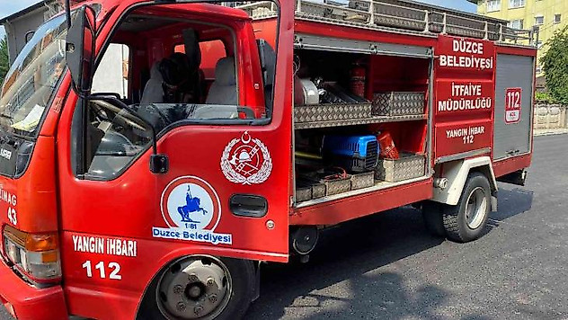 Minibüsün içinde sıkışan kediyi itfaiye kurtardı