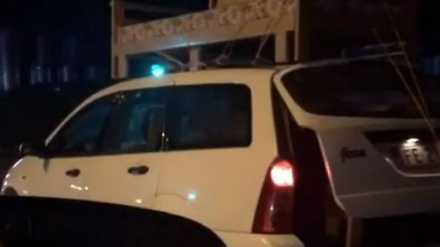 Mobilyaları otomobilin tavanında taşıdılar