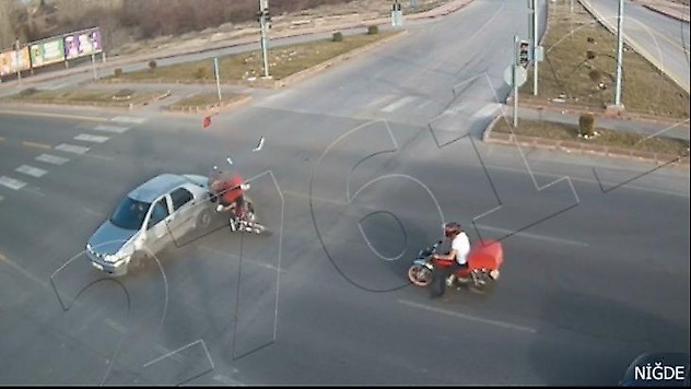 Motosiklet sürücüsü otomobile böyle çarptı