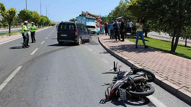 Motosikletiyle otomobilin altında kalan muhabir hayatını kaybetti