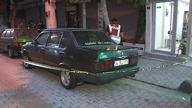 Motosikletle geldiler, kuaföre kurşun yağdırıp kaçtılar