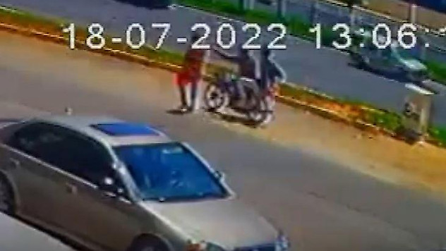 Motosikletli kapkaççılar yayanın telefonunu konuştuğu esnada çaldı