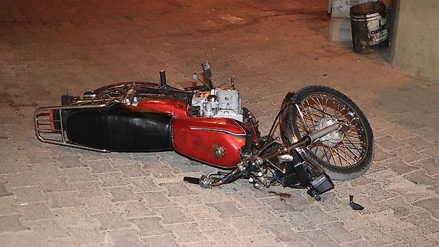 Motosikletten savrulan genç ağır yaralandı