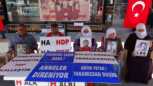 Muş'ta evlat nöbetindeki anneler bir bayrama daha gözü yaşlı giriyor