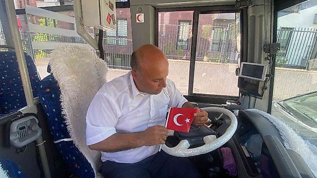 Niğde'de otobüs şoföründen Türk bayrağı hassasiyeti