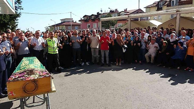 Nöbette hayatını kaybeden hemşire, mesai arkadaşları tarafınsan son yolculuğuna uğurlandı
