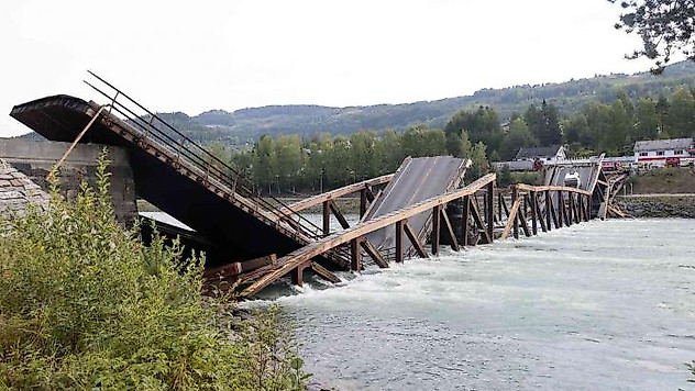 Norveç'te ahşap köprü çöktü, araç nehre düştü