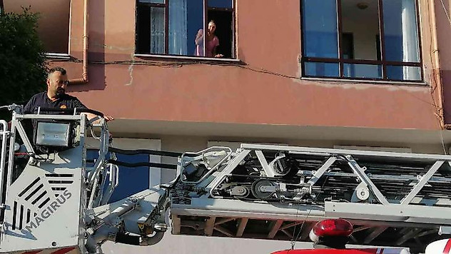 Odada kilitli kalan kadının imdadına itfaiye yetişti