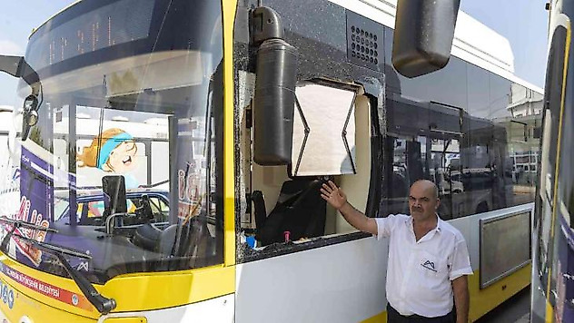 Öfkeli yolcu, otobüs şoförüne korku dolu anlar yaşattı