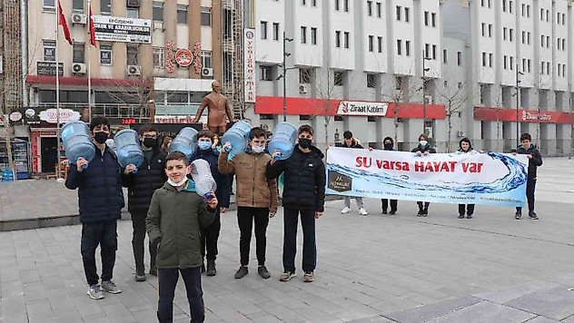 Öğrenciler suyun önemine dikkat çekmek için bakın ne yaptılar