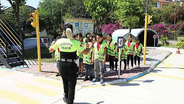Öğrenciler Trafik Eğitim Parkında kuralları öğreniyor