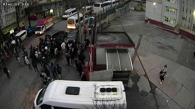 Okul önünde liseli gence silah ve bıçakla saldırdılar