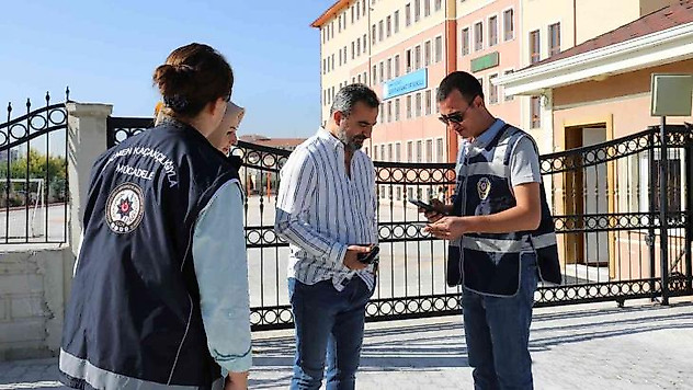 Okulların ilk gününde polis ekipleri güvenli eğitim denetimi yaptı