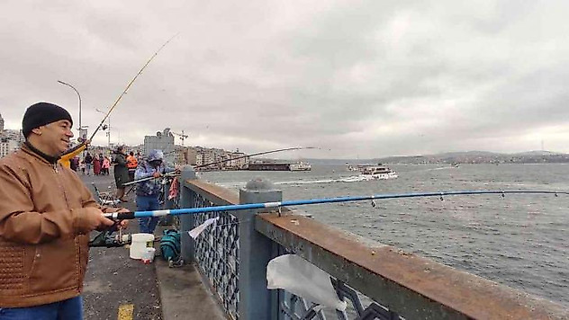 Olta balıkçıları bayramda Galata Köprüsü'ne akın etti