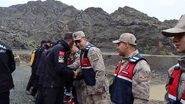 Oltu Çayı'nda kaybolan şahsı arama çalışmaları bayramda da devam ediyor