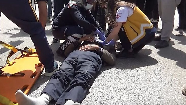 Önce kamyonet sonra da otomobil çarptı
