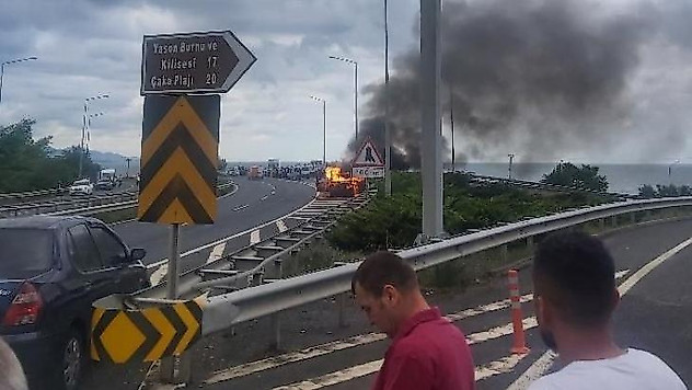 Ordu'da düğün konvoyunda otomobil alevlere teslim oldu