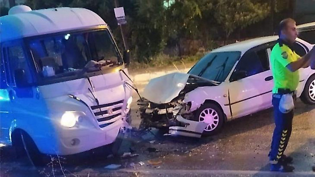 Osmaniye'de minibüs ile otomobil çarpıştı: 9 yaralı