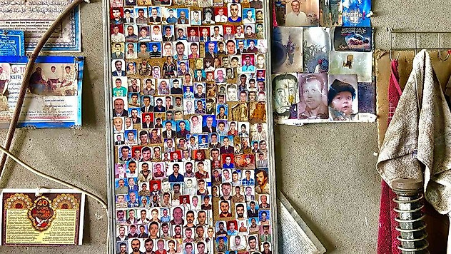Oto lastik ustası müşterilerinden aldığı bir iki fotoğrafla 44 yıldır fotoğraf topluyor